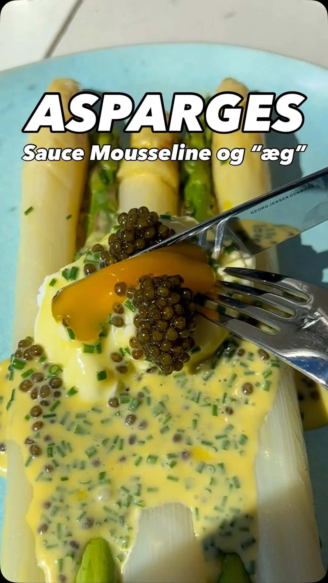 Asparges med sauce mousseline, pocheret æg og kaviar