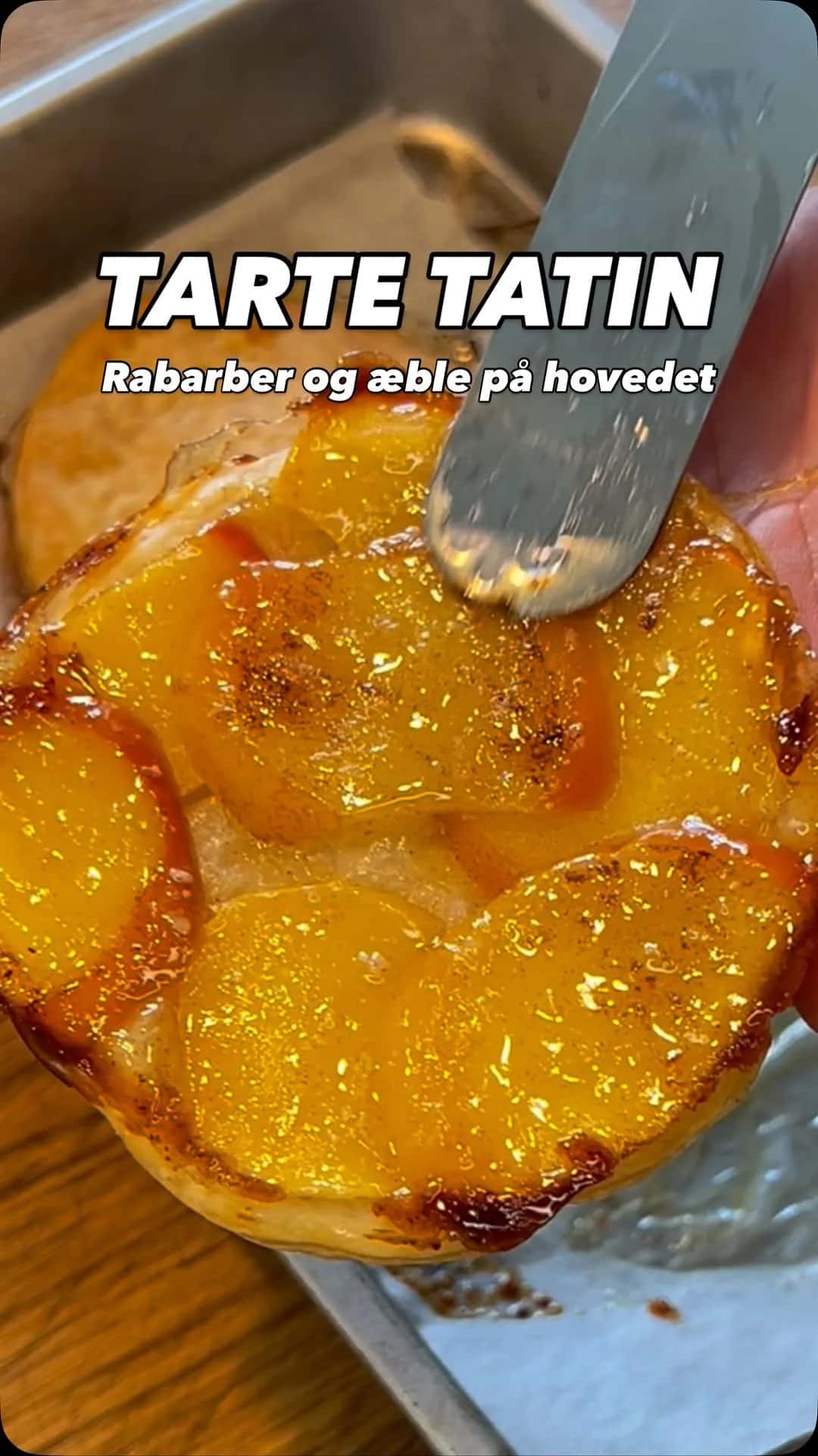 Snyde-Tarte tatin på hovedet – med æble og rabarber