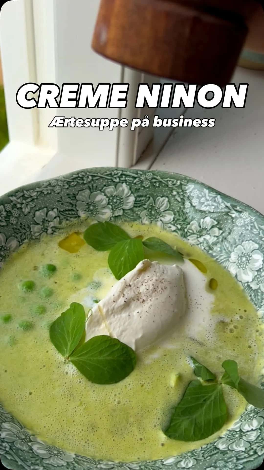 Creme Ninon: Ærtesuppe på business class med brusende champagne