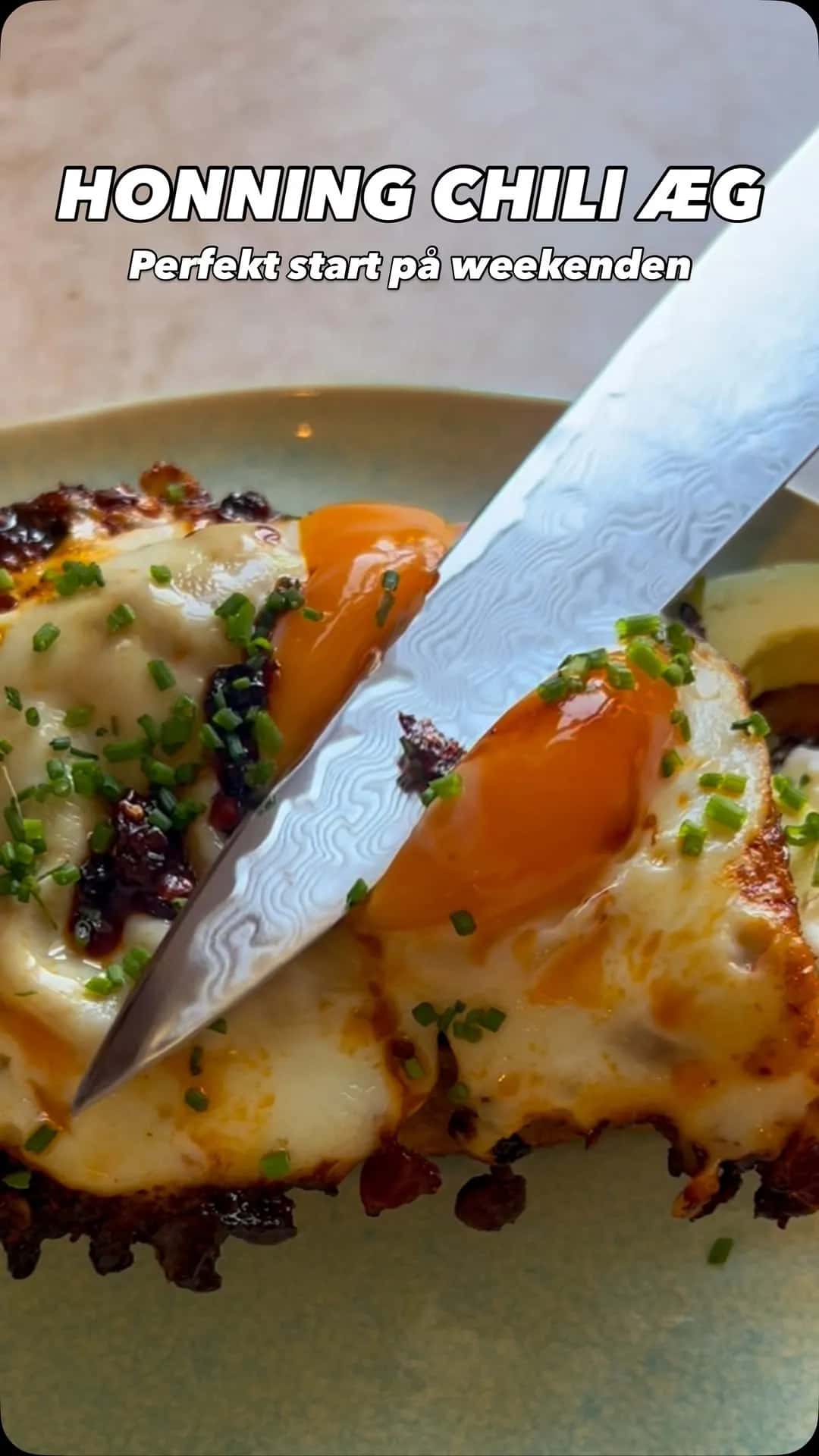Honning-chili-æg på ristet brød