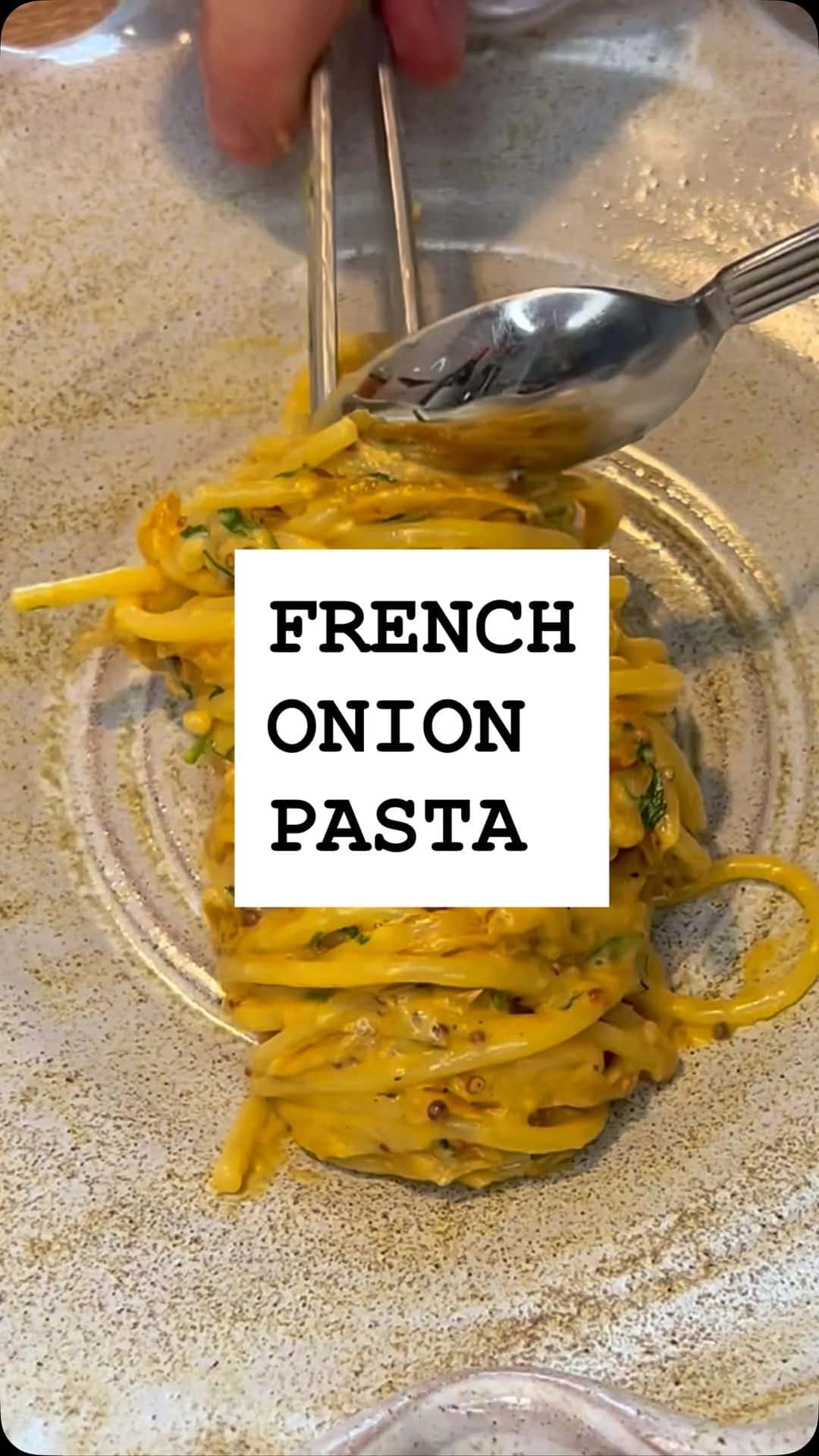 Fransk løgsuppe... som pasta! Karamelliserede løg i cremet sauce